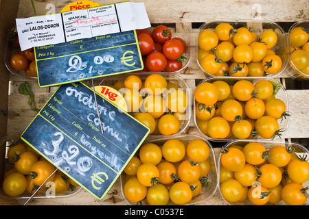 Les produits locaux et les tomates rouges tomates jaunes, au marché de fermiers en Normandie, France Banque D'Images