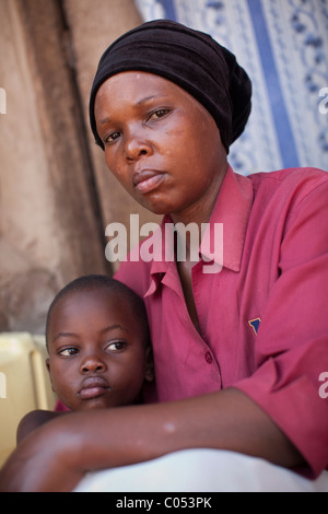 Une femme séropositive et sa fille vivant à Kampala, Ouganda, Afrique de l'Est. Banque D'Images