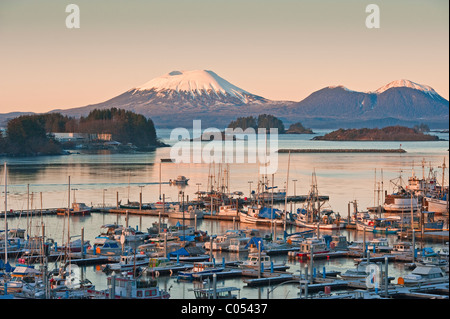 Lever de soleil à Sitka, Alaska, Thomsen Harbour et le célèbre Mont rapiécé de l'île Kruzof. Banque D'Images