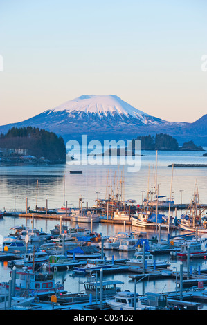 Lever de soleil à Sitka, Alaska, Thomsen Harbour et le célèbre Mont rapiécé de l'île Kruzof. Banque D'Images