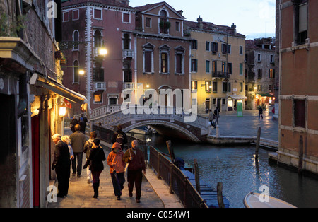 La tombée à côté de Campo dei Frari et son canal à Venise, Italie. Banque D'Images