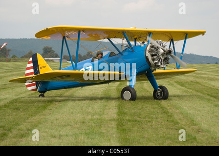 Moteur en étoile avec Biplan - aéronefs de type Boeing Stearman E75 sur le terrain, la circulation au sol. Banque D'Images