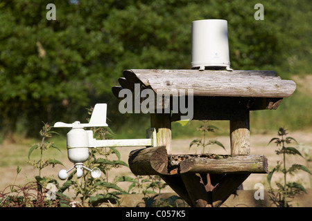 Station météorologique sur le tableau d'oiseaux Banque D'Images