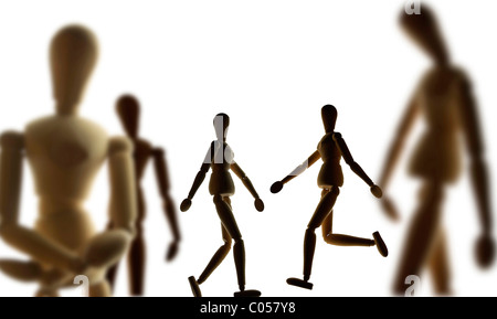 Les gens qui marchent - grand groupe d'artistes en bois mannequins. Banque D'Images