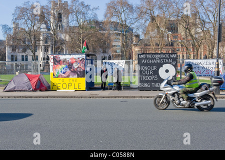 London Westminster , le camp de la paix , les manifestants contre la guerre en Afghanistan camping à pavés de Parliament Square Gardens Banque D'Images