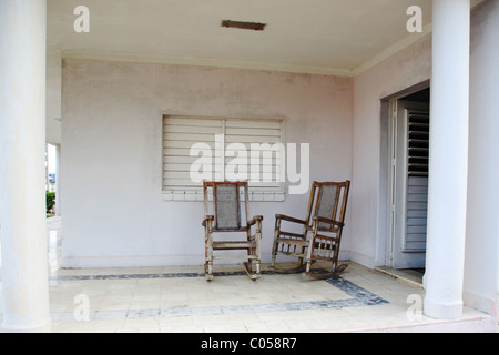 Deux vieilles chaises en bois sous le porche à Cuba Banque D'Images