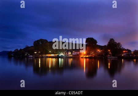 Vue de nuit sur la petite île de lac Pamvotis (ou 'Pamvotis') avec son village pittoresque. Ioannina, Grèce Banque D'Images