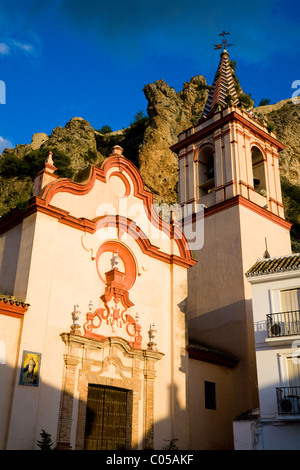 L'église paroissiale de Santa Maria en espagnol village blanc de Zahara avec des bâtiments et clocher de l'église au crépuscule / coucher de soleil / Coucher de soleil. L'Espagne. Banque D'Images