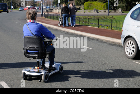 Scooter de mobilité d'une circonscription d'utilisateur ultra light machine fonctionnant sur batterie la machine est l'assemblée et peuvent être transportés dans la voiture Banque D'Images