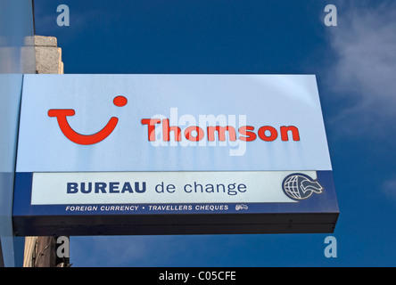 Signer pour une branche de l'agent de voyage britannique Thomson, avec bureau de change, à New Malden, Surrey, Angleterre Banque D'Images