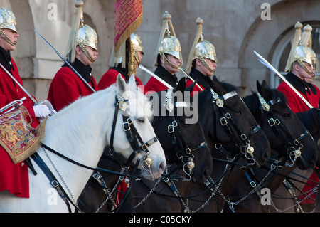 Les sauveteurs de la reine à cheval pendant les "relève de la garde" à Horse Guards Parade, Londres, Angleterre. Banque D'Images