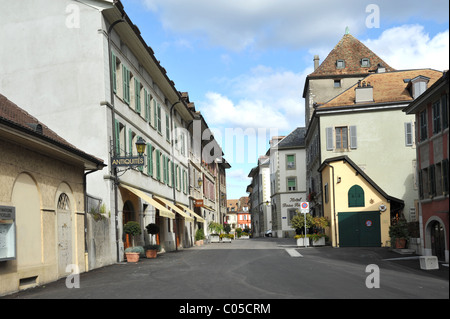 La ville de Nyon en Suisse, situé sur les rives du lac de Genève Banque D'Images