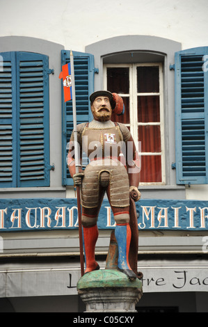 La ville de Nyon en Suisse, situé sur les rives du lac de Genève. Statue dans le centre-ville. Banque D'Images