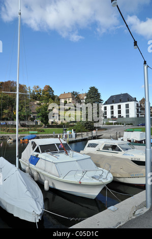 Le port dans la ville de Nyon en Suisse, situé sur les rives du lac de Genève Banque D'Images