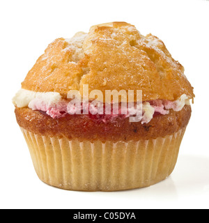 Framboise et crème muffin rempli close up isolé sur blanc. Banque D'Images