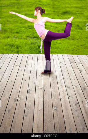 Portrait de santé de la jeune femme pratiquant le yoga Banque D'Images