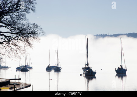 Dans Waterhead Ambleside sur le lac Windermere, Lake District, UK, sur un hivers brumeux matin, Banque D'Images