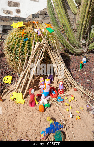 Crèche de Noël faites de pâte à modeler ou la pâte à modeler à l'extérieur de l'église de Betancuria sur l'île canarienne de Fuerteventura Banque D'Images