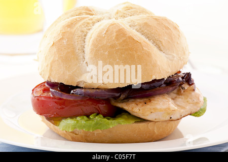 Steak Sandwich avec salade et légumes en gros plan sur une plaque blanche Banque D'Images