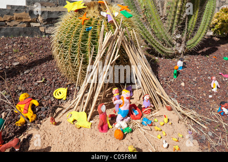 Crèche de Noël faites de pâte à modeler ou la pâte à modeler à l'extérieur de l'église de Betancuria sur l'île canarienne de Fuerteventura Banque D'Images