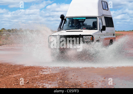 Traversée d'un 4X4 rouge sur une piste hors route Banque D'Images