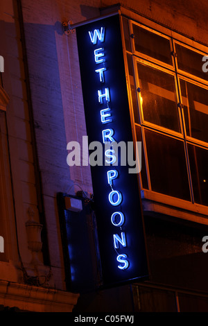 Image en gros plan d'un bar Wetherspoons sign in Brighton, East Sussex. Banque D'Images