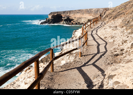 Clifftop sentier promenade pour voir les grottes près de la station balnéaire de Ajuy, sur la côte ouest de l'île canarienne de Fuerteventura Banque D'Images