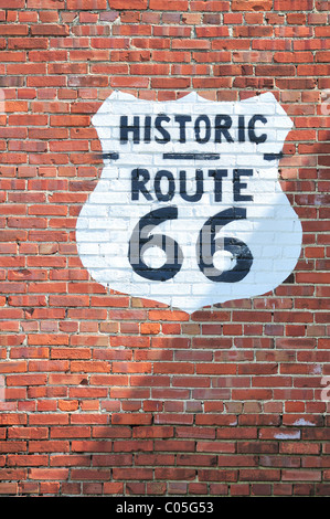 Route 66 Route historique inscription peinte sur mur de briques. Gardner, Illinois, USA. Banque D'Images