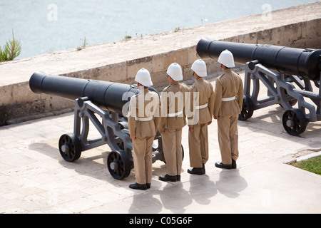 L'escouade de l'armée en cours d'assemblage avant de faire feu Noon Day Gun. Jardins Barrakka Batterie salut La Valette Malte Banque D'Images