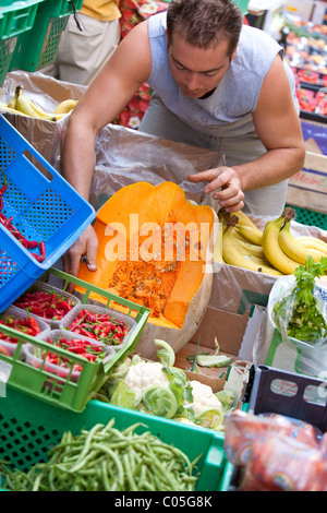 Découpage des portions de légumes au melon . Fruits et légumes frais pour la vente dans les rues de La Valette, Malte. Banque D'Images