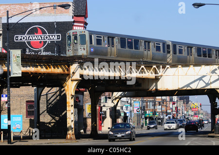 Un réseau de transport en commun rapide, des grondements de train sur north Clark Street sur la ligne rouge structure surélevée. Chicago Illinois, USA. Banque D'Images