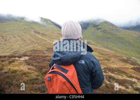 Femme tomba walker un jour de pluie dans le district du lac, près du sommet du Outerside Coledale ci-dessus, Cumbria Banque D'Images