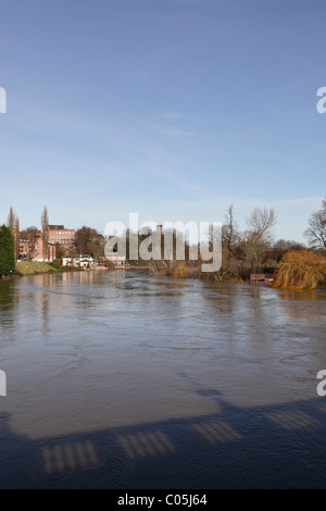 La rivière Severn en plein déluge et alerte d'inondations en place,défenses étaient en place dans certaines régions de Shrewsbury au cours de la semaine. Banque D'Images