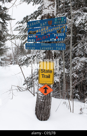 Sentier de l'État et du gaz, de l'alimentation, des signes sur le sentier de randonnée de qualité supérieure dans le nord du Minnesota pendant l'hiver Banque D'Images