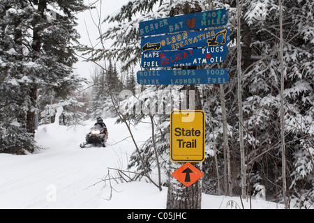 Motoneige sentier passant de l'état et signe sur le sentier de randonnée de qualité supérieure dans le nord du Minnesota pendant l'hiver. Banque D'Images