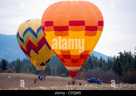 De ballons à air chaud de montgolfières près de Armstrong, au nord de la région de Thompson Okanagan, BC, British Columbia, Canada Banque D'Images