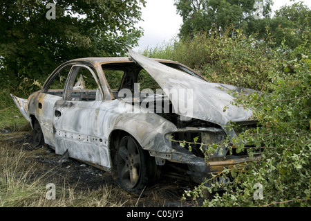 Une voiture brûlée récente sur l'A444 dans le Warwickshire qui n'a pas eu le temps de Rusty. Banque D'Images