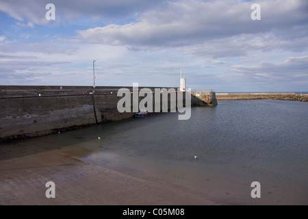 Port de Seahouses lumière jetée construite en 1900 et encore en activité, des bateaux de pêche et de plaisance dans le port Banque D'Images