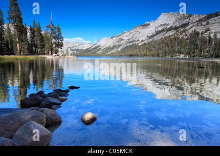 Lac Tenaya dans Yosemite National Park, Californie Banque D'Images