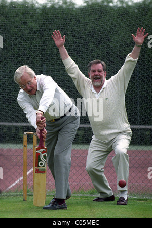 Nicholas Parsons et Lord Bradford se préparent pour le match Lord Taverners Banque D'Images