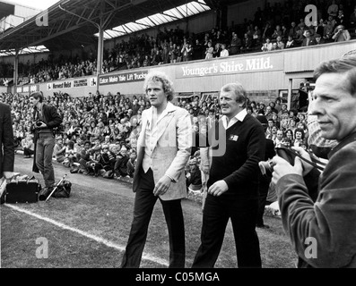 Wolverhampton Wanderers manager John Barnwell introduit son nouveau million pound signature Andy Gray à la foule Molineux Banque D'Images