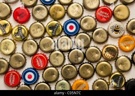 La bière de la Couronne des capsules de bouteille, certains imprimés avec les noms de marque d'autres avec 'best' par dates, UK Banque D'Images