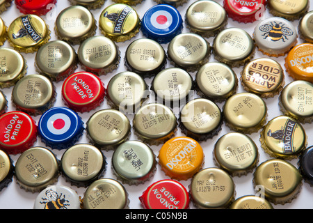 La bière de la Couronne des capsules de bouteille, certains imprimés avec les noms de marque d'autres avec 'best' par dates, UK Banque D'Images