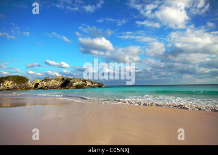 Plage de sable de corail rose lisse à Horseshoe Bay, Bermudes Banque D'Images