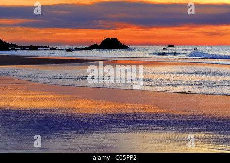 Le Portugal, l'Algarve : le coucher du soleil à la plage Praia do Amado Banque D'Images