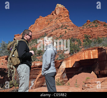 Couple par le Devil's Kitchen Sinkhole dans Sedona Banque D'Images