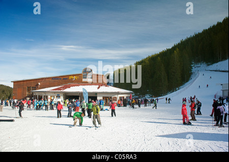 Skieurs et planchistes à la station de ski de Bansko en Bulgarie. Banque D'Images