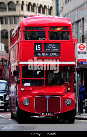 Un Bus à Impériale Routemaster traditionnels sur la Route 15, Eastcheap, Londres, Angleterre, RU, FR Banque D'Images