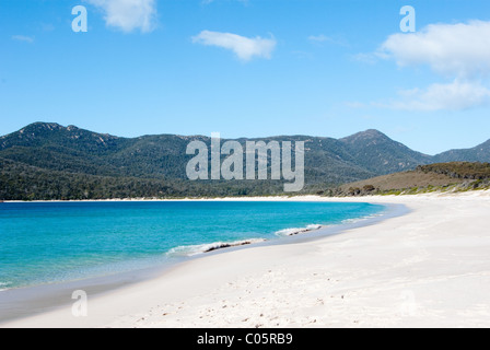 Tôt le matin sur Wineglass Bay, Parc National de la Péninsule de Freycinet, Tasmanie, Australie, Pacifique Sud Banque D'Images