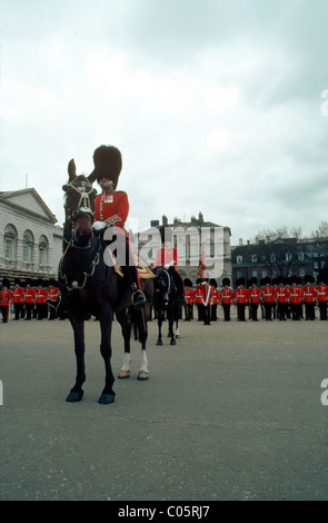 Scots Guards Parade la couleur à Horse Guards Parade Banque D'Images